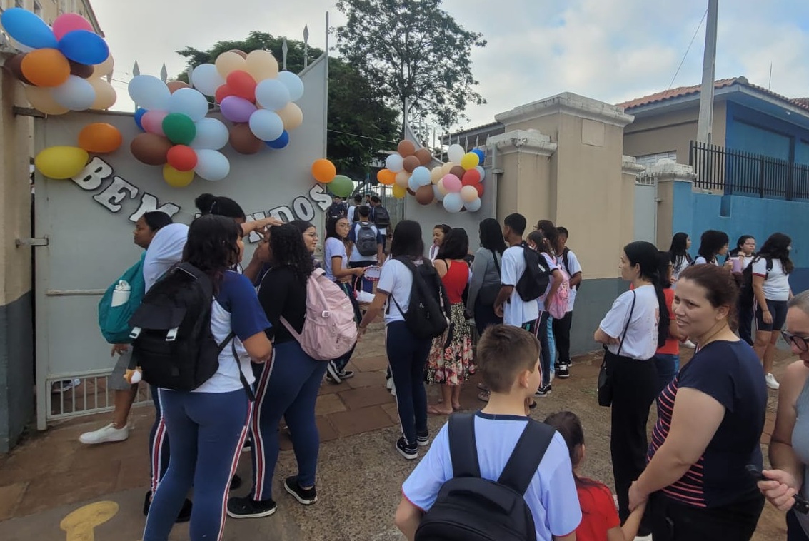 Mais de 1,2 milhão de alunos retornam às aulas no Paraná